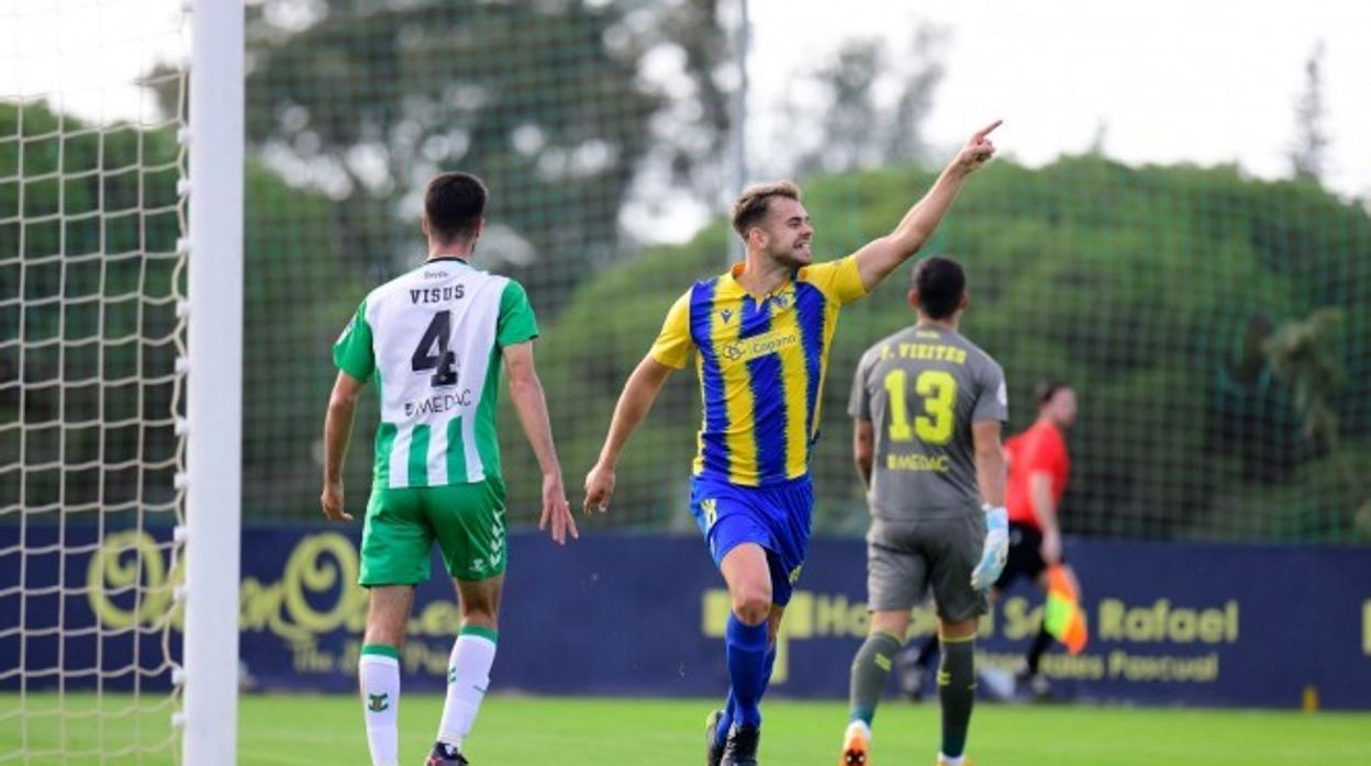 Peru celebra su gol al Betis Deportivo.