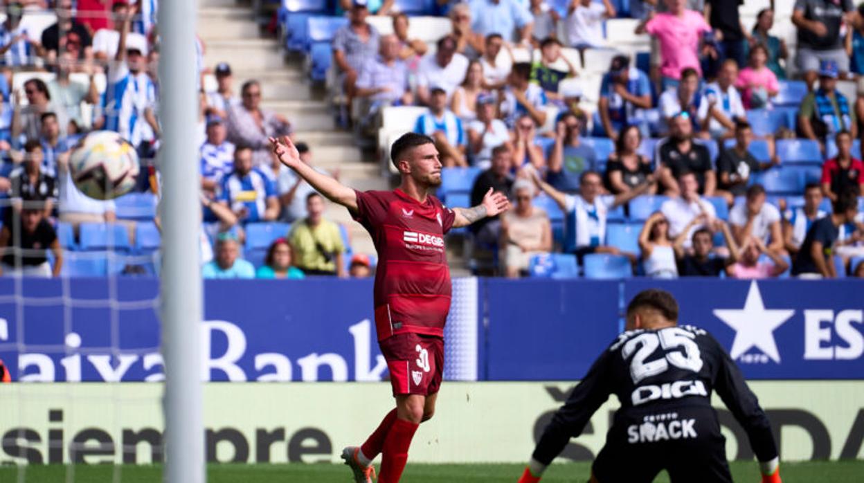 José Miguel Carmona celebra un gol con el Sevilla ante el Espanyol.