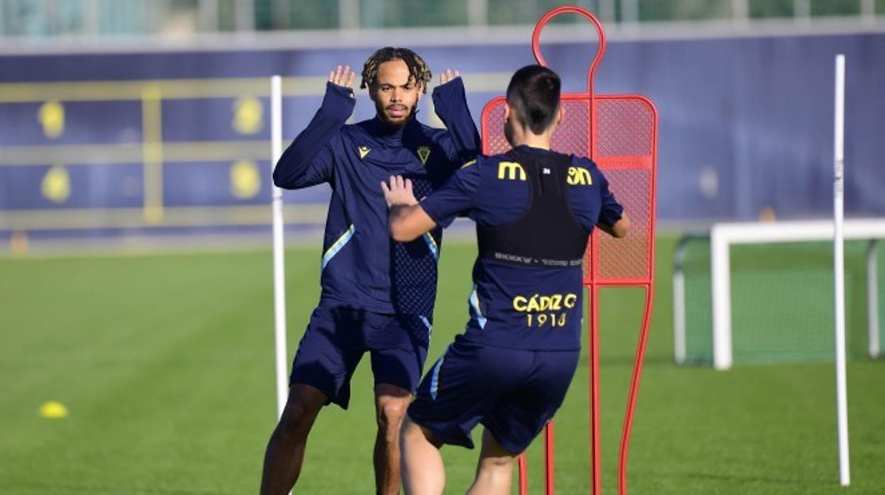 Bongonda y San Emeterio en un entrenamiento