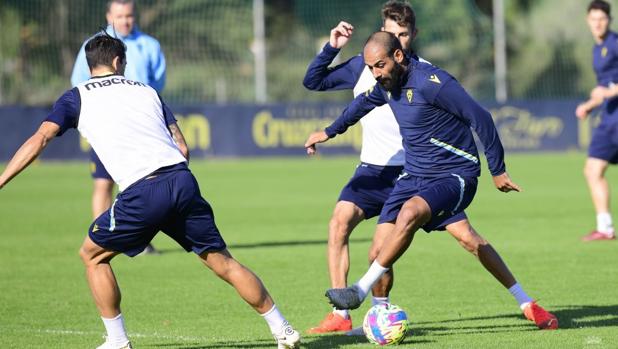 El once de gala va enseñando la patita