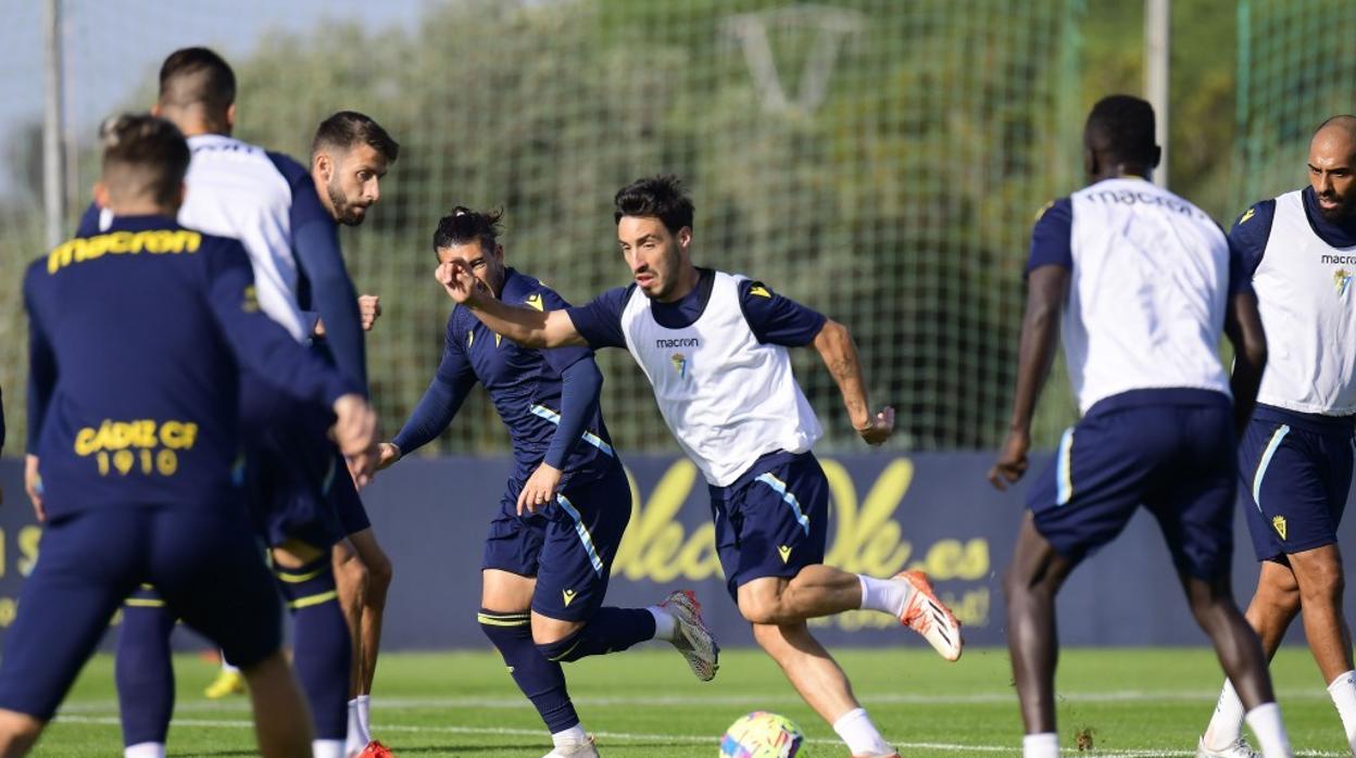 Iza Carcelén conduce el balón durante un entrenamiento estos días en la ciudad deportiva de El Rosal.