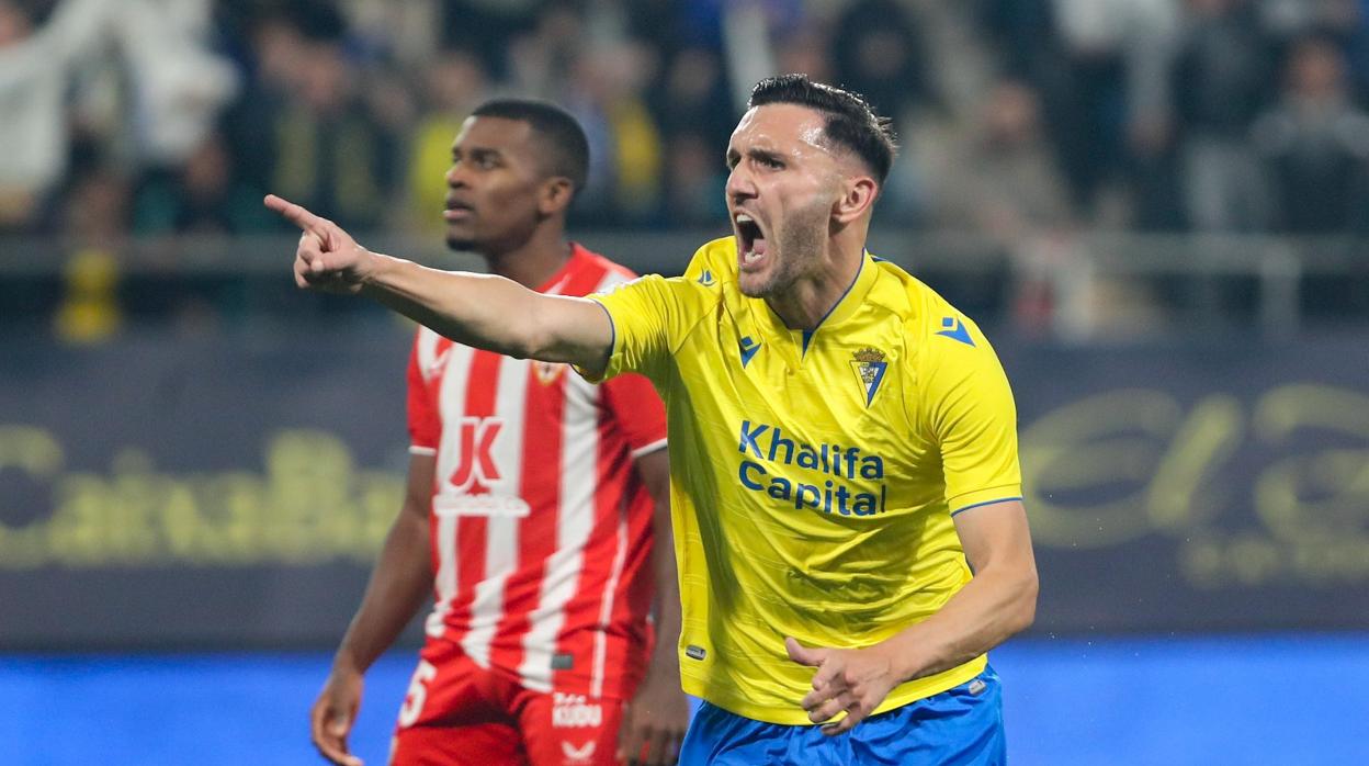 Lucas Pérez celebra su gol al Almería.