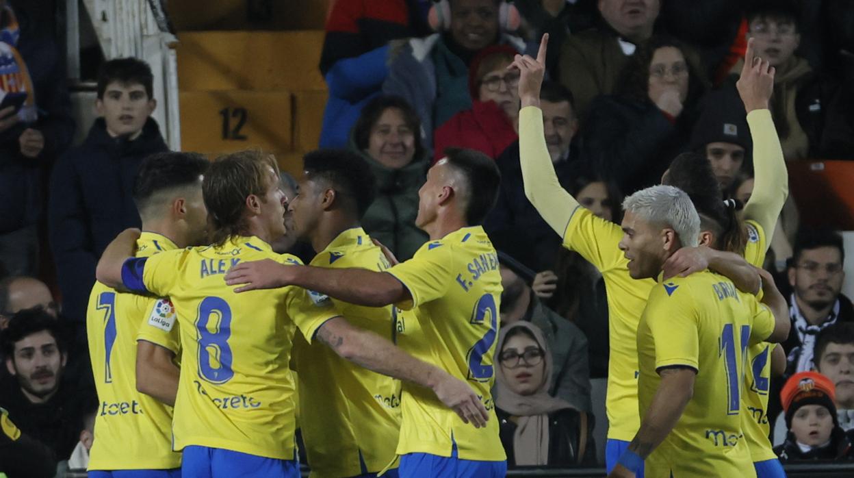 Los jugadores del Cádiz celebran el gol de Alcaraz.