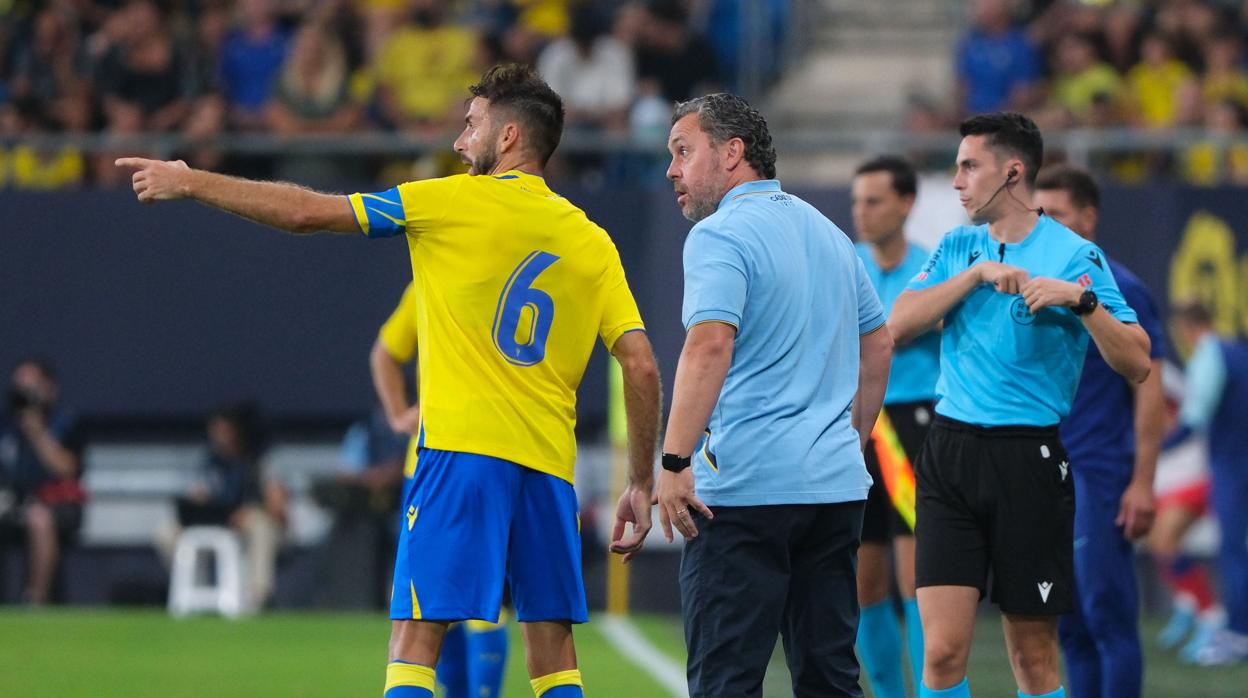 El capitán José Mari junto a Sergio González en un encuentro de la presente temporada.