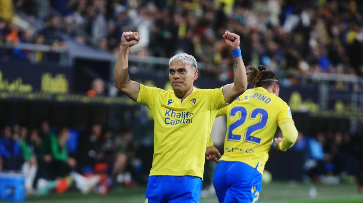 Brian Ocampo celebra su gol al Elche al inicio del encuentro.