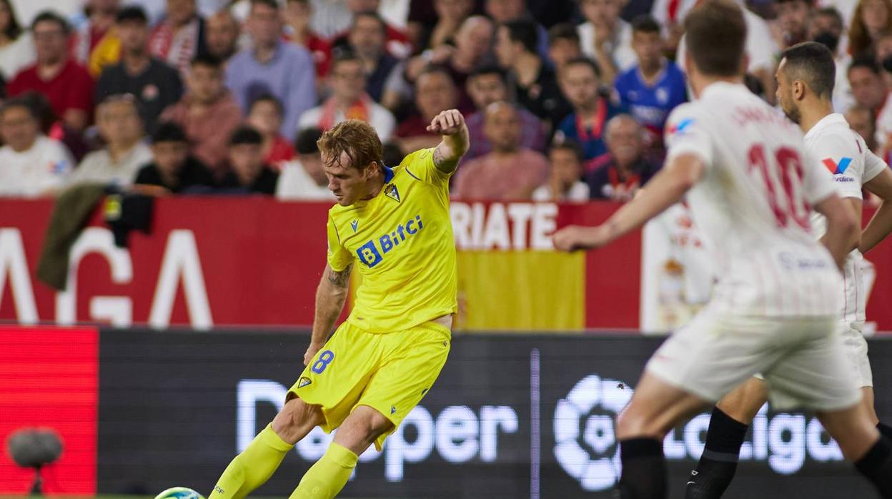 Álex Fernández, en el lanzamiento de una falta durante un Sevilla - Cádiz