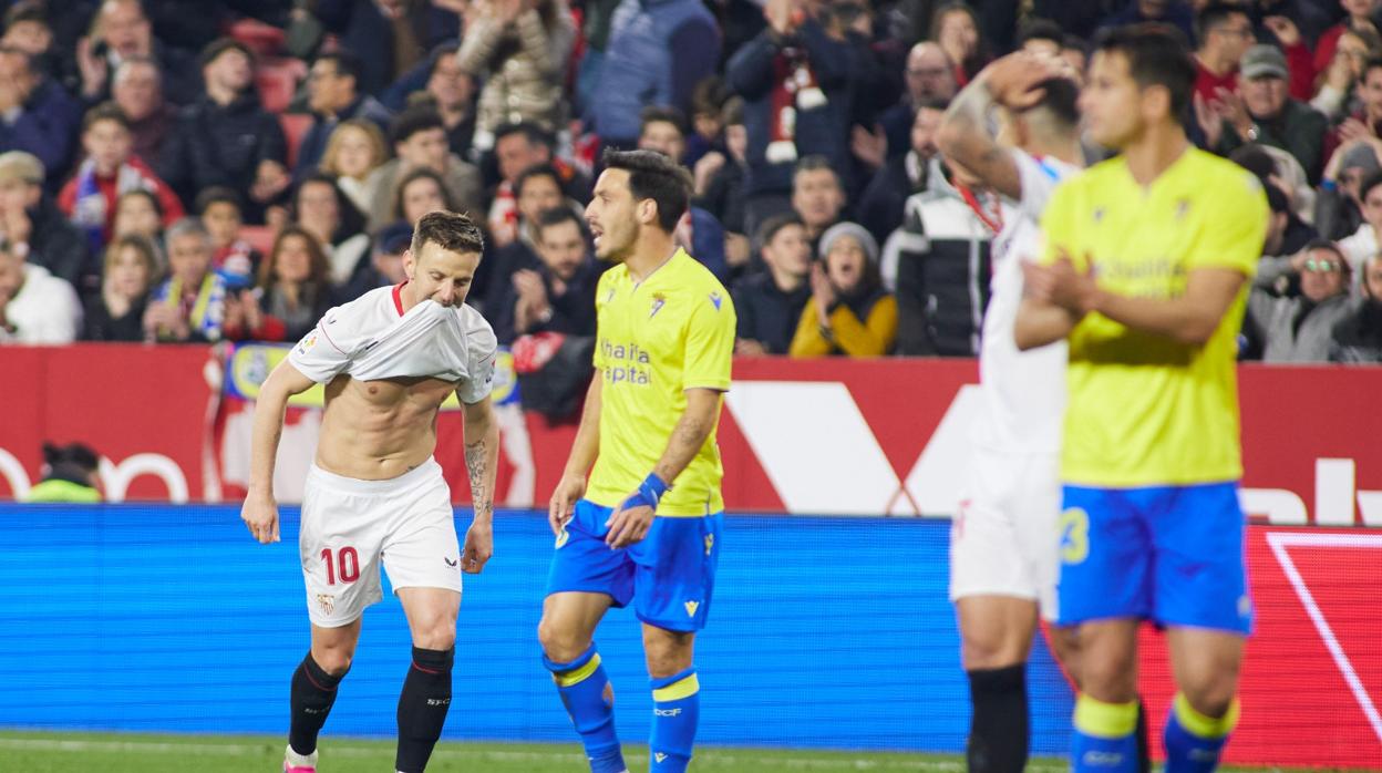 Iza, durante el Sevilla - Cádiz