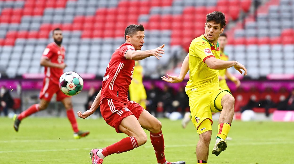 Jorge Mere pugna con Lewandowski durante un Colonia - Bayern hace dos años.