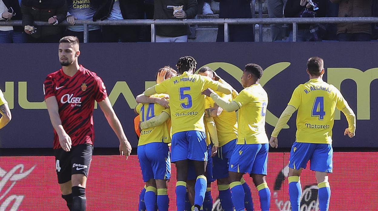 el cádiz suma su primera victoria en casa del año.