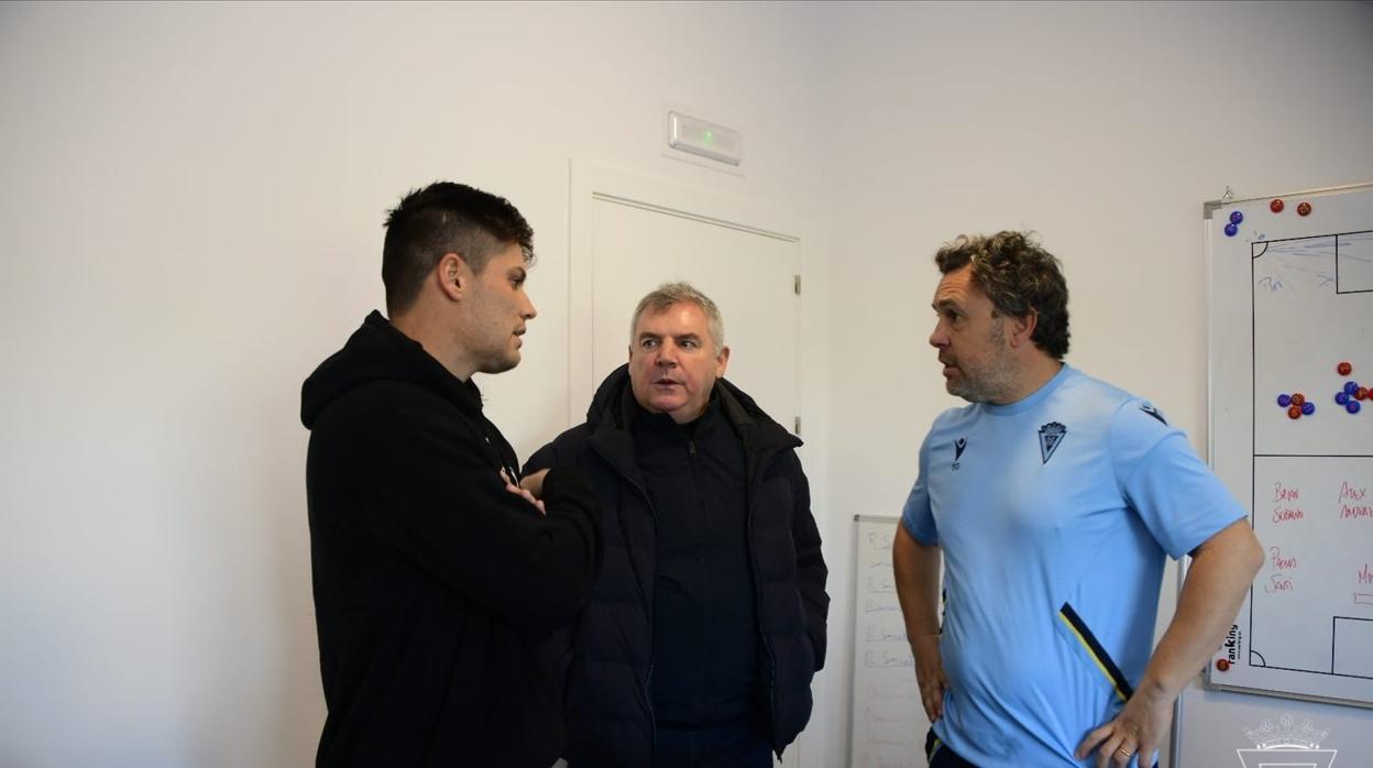 meré, vizcaíno y sergio, en el despacho que el cuerpo técnico tiene en el rosal.