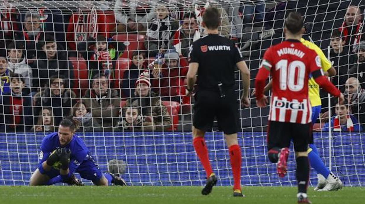 Conan atrapa un balón en un momento del partido