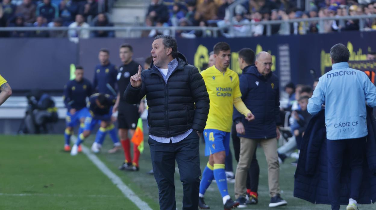 Sergio González ofrece indicaciones desde el área técnica