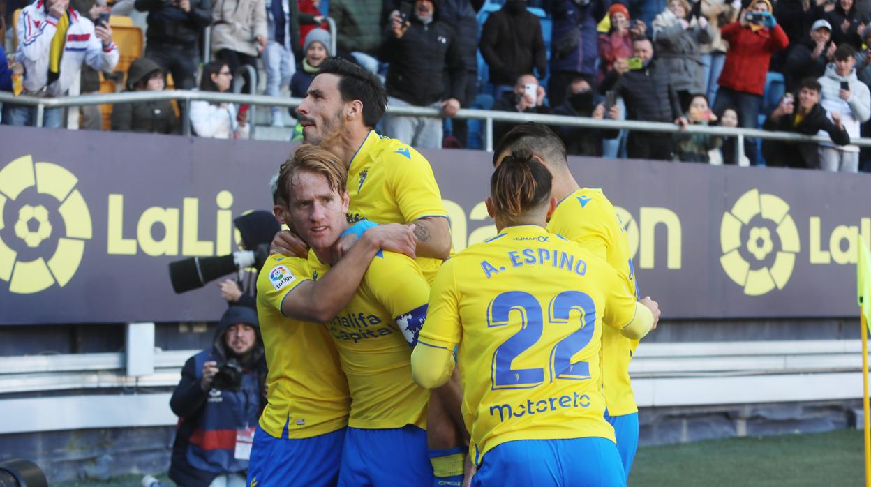 Jugadores del Cádiz CF celebran un tanto de Álex Fernández