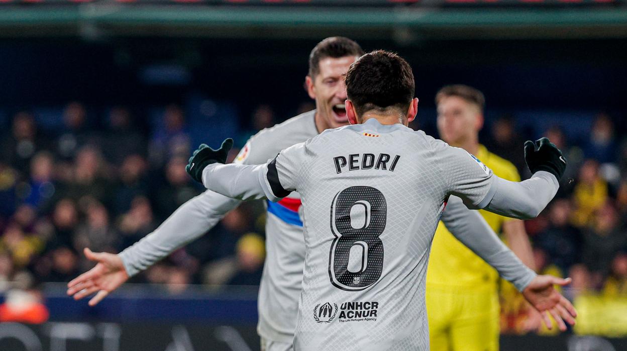 Pedri celebra su gol al Villarreal con Lewandowski.