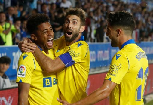 El delantero hondureño 'Choco' Lozano celebra el gol de la permanencia del Cádiz CF en Mendizorroza.