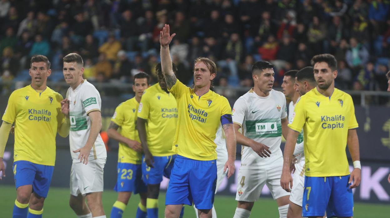 El Cádiz - Elche sigue dando de que hablar.