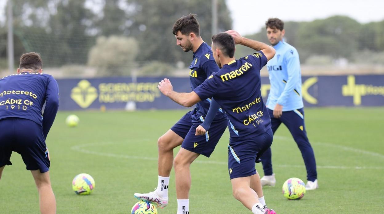 Chust pisa el balón ante la entrada de Fede.