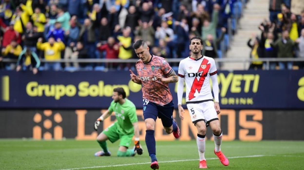 Guardiola celebra su gol ante el Rayo Vallecano