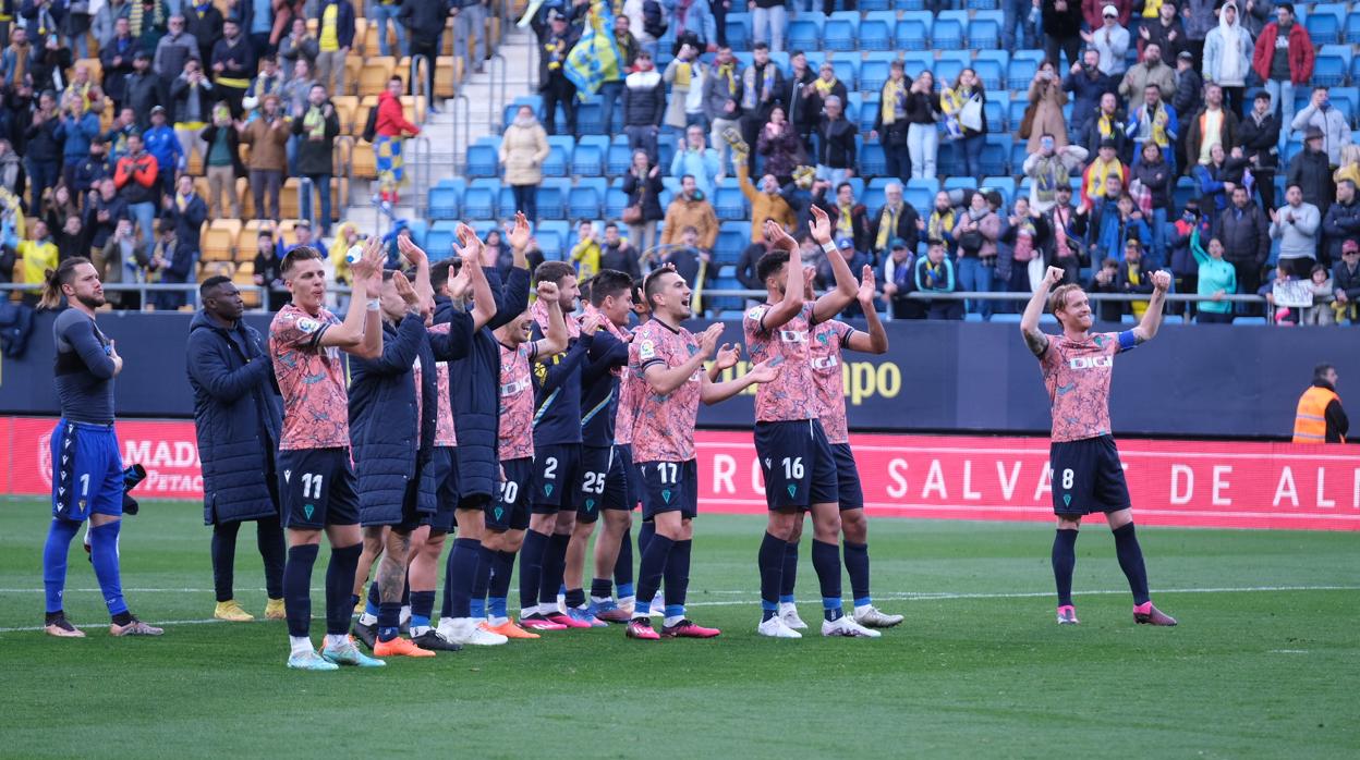 Los jugadores agradecen el apoyo de la afición ante el Rayo Vallecano