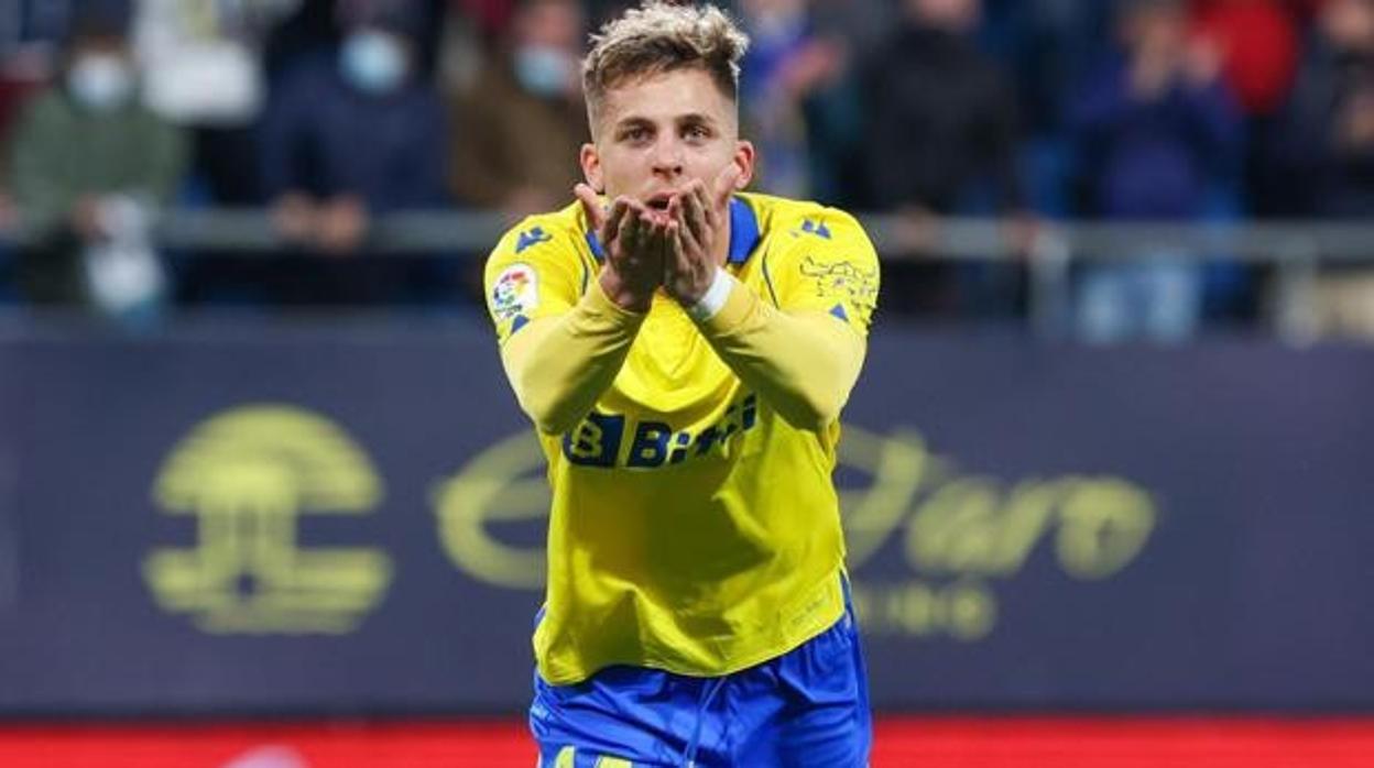 Alejo celebra un gol con el Cádiz