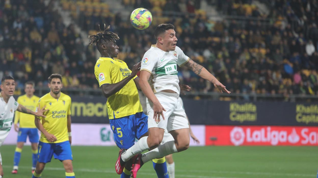 el cádiz sigue pidiendo la repetición del partido desde el minuto 81.