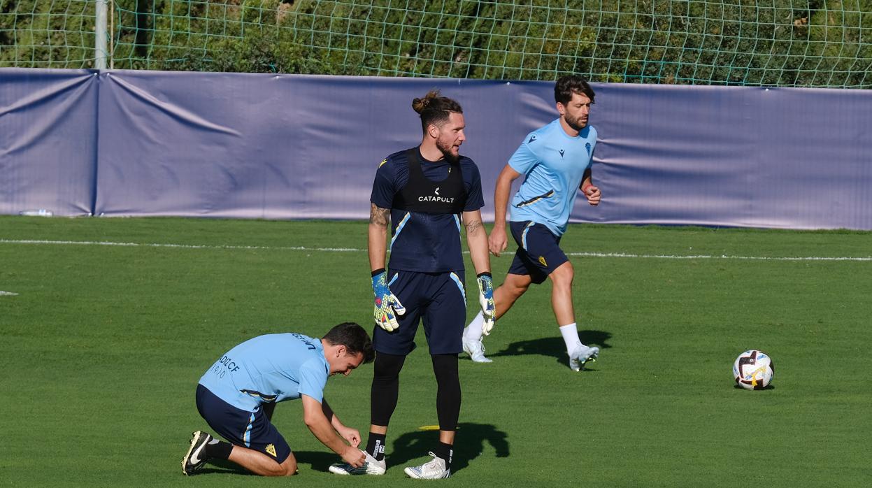 El guardameta argentino Conan Ledesma durante un entrenamiento con el Cádiz CF en El Rosal.