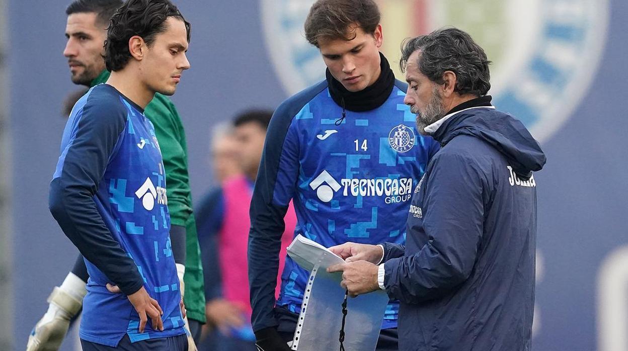 Quique, en un entrenamiento del Getafe, habla con dos de sus jugadores.