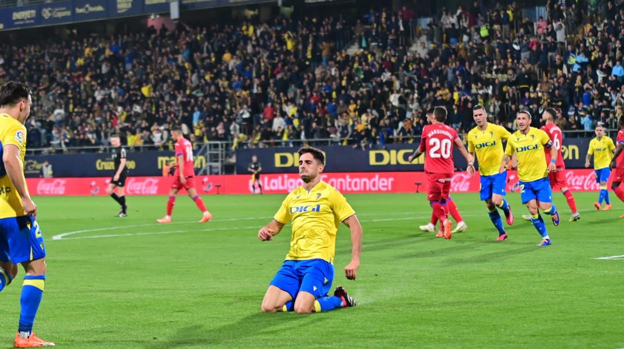 Sobrino celebra el gol con Iza.