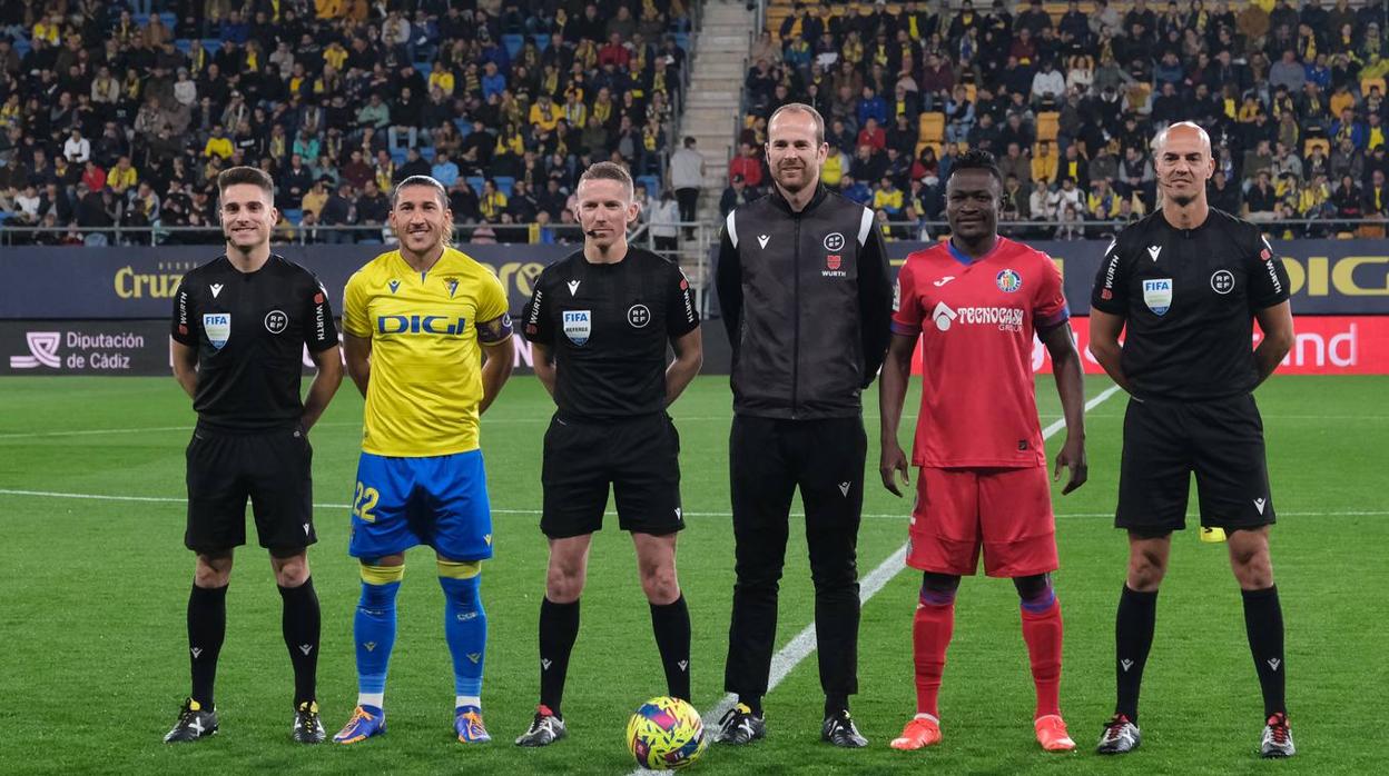 Equipo arbitral y capitanes de Cádiz y Getafe, antes del encuentro