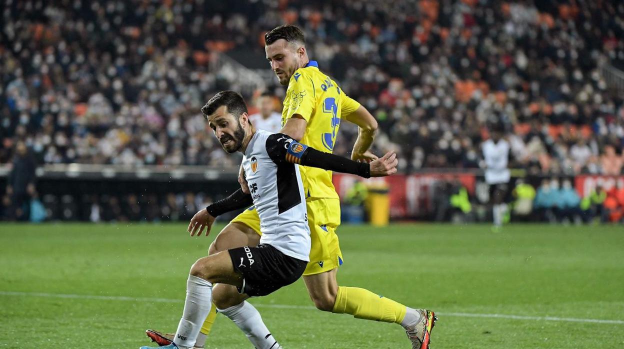 Raúl Parra apunta al once titular del Cádiz CF en Almería.