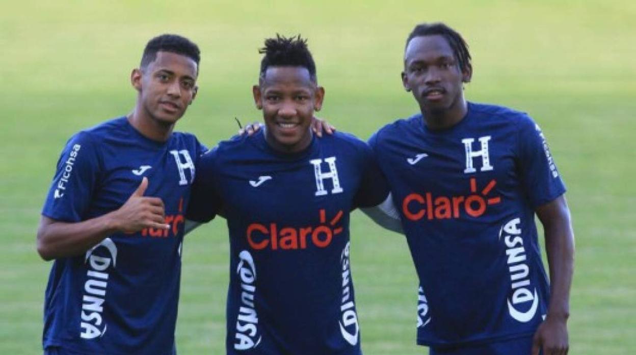 'Choco' Lozano, Romell Quioto y Alberth Elis formaron la delantera de Honduras ante El Salvador.