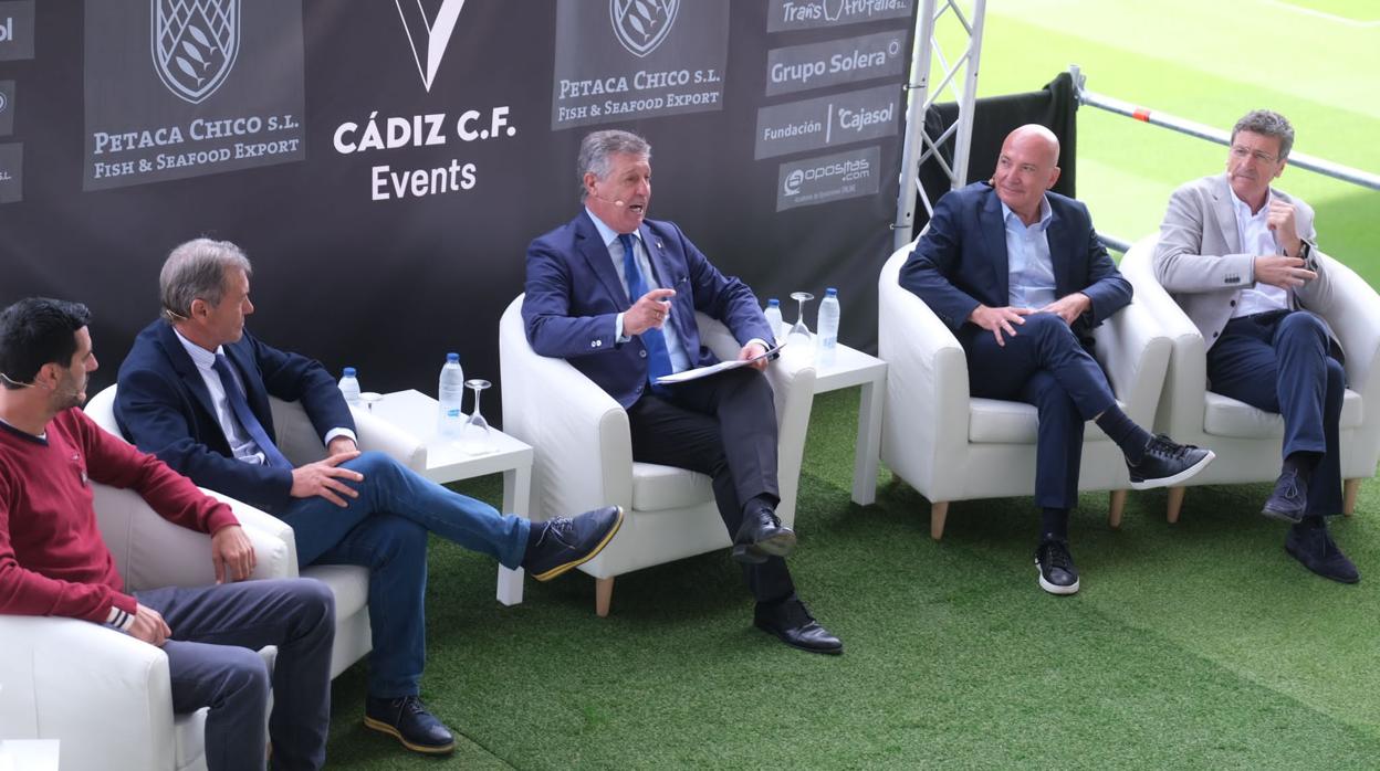 Imagen de la mesa redonda titulada 'El lenguaje de los futbolistas'.