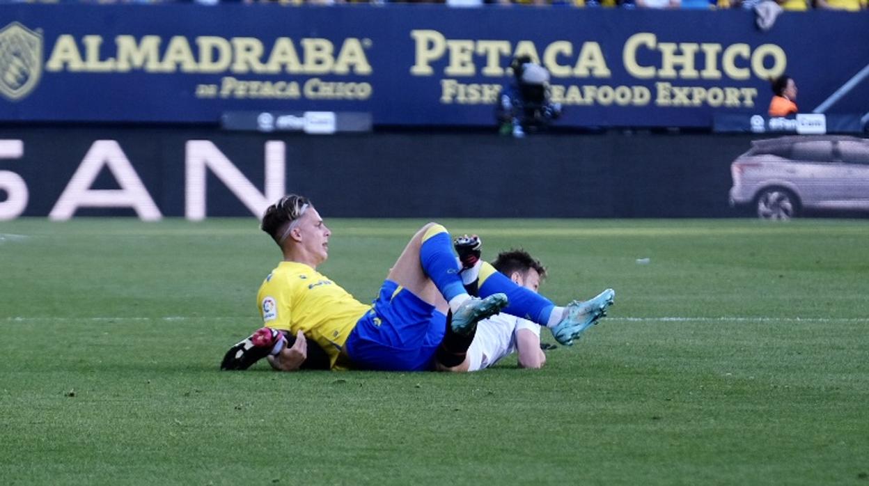 Iván Alejo, en una disputa con Acuña durante el Cádiz - Sevilla