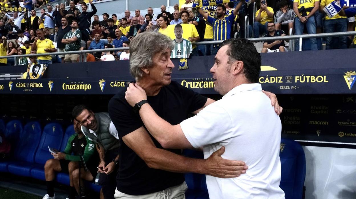 Manuel Pellegrini y Sergio González se saludan durante el encuentro de la primera vuelta de LaLiga.