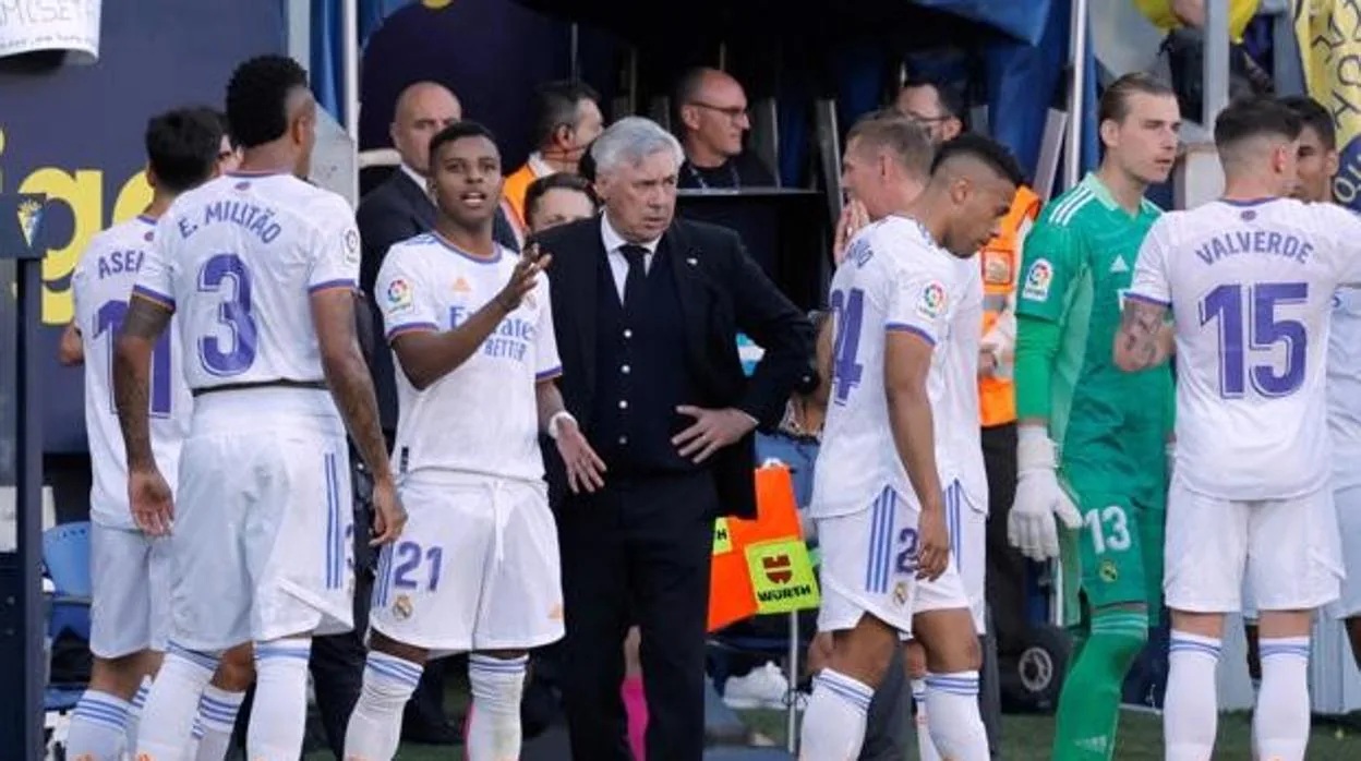 Ancelotti y sus jugadores en el partido de Carranza de la temporada pasada