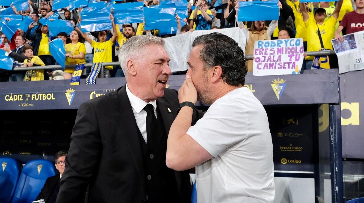 Ancelotti y Sergio se saludan antes del partido