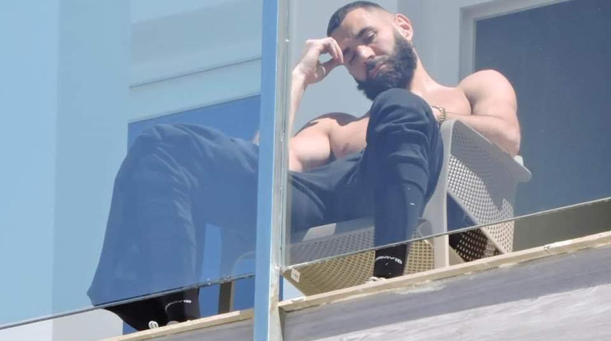 Karim Benzema, visiblemente relajado desde el hotel de concentración en la capital gaditana