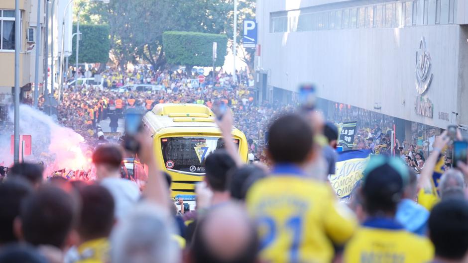 (VÍDEO)Espectacular recibimiento de la afición del Cádiz CF previo al duelo ante el Real Madrid