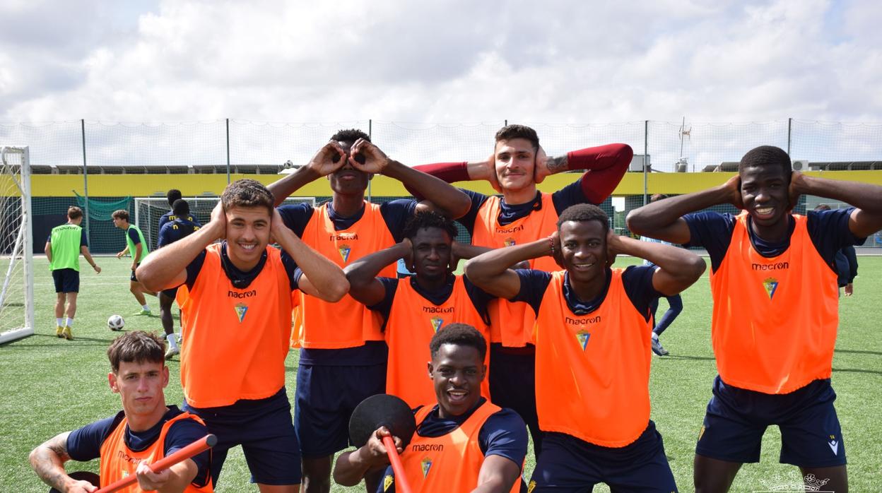 Algunos jugadores del Mirandilla posan durante una sesión de entrenamiento