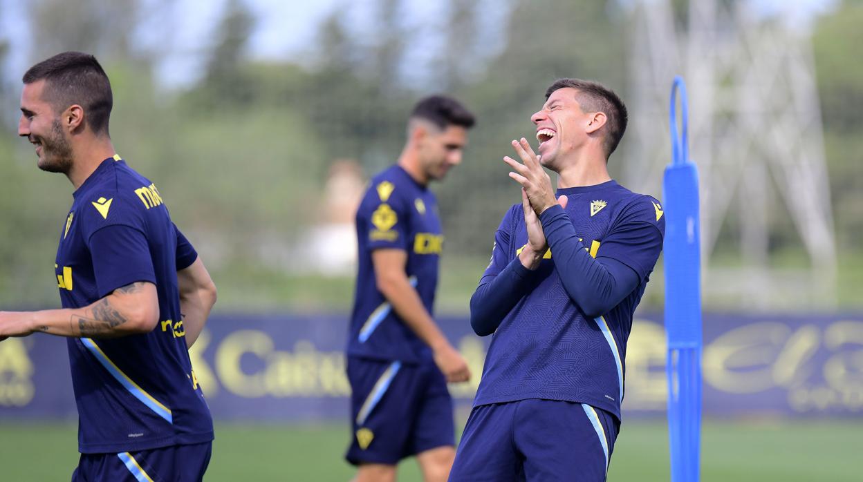 Alcaraz se ríe en un entrenamiento mientras Guardiola sonríe y Sobrino camina.