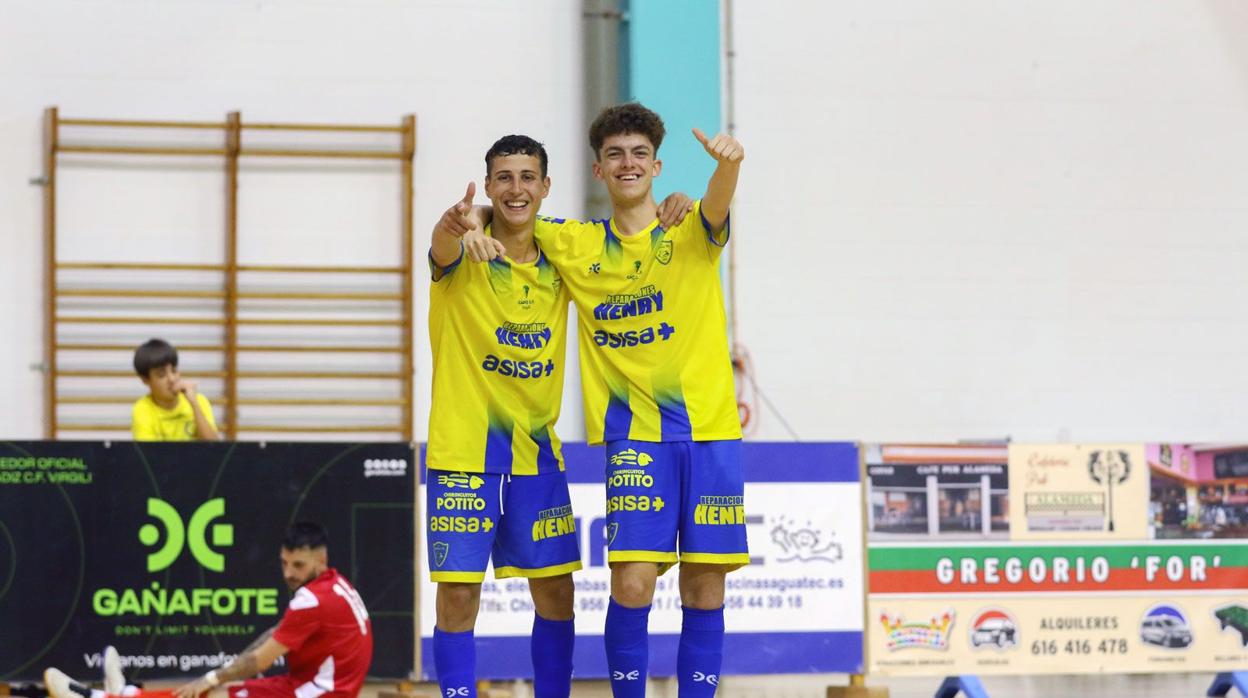 Los jugadores del Cádiz CF Virgili celebran uno de sus tantos