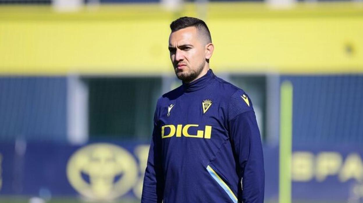 Gonzalo Escalante en un entrenamiento con el Cádiz