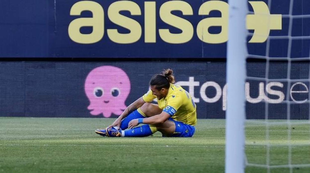 'Pacha' Espino vuelve al once titular del Cádiz CF tras descansar en Madrid ante el Atlético.