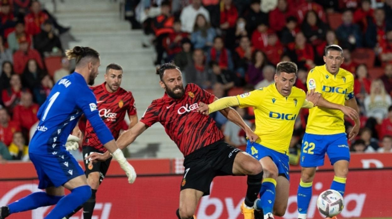 Alcaraz con Muriqi en el partido