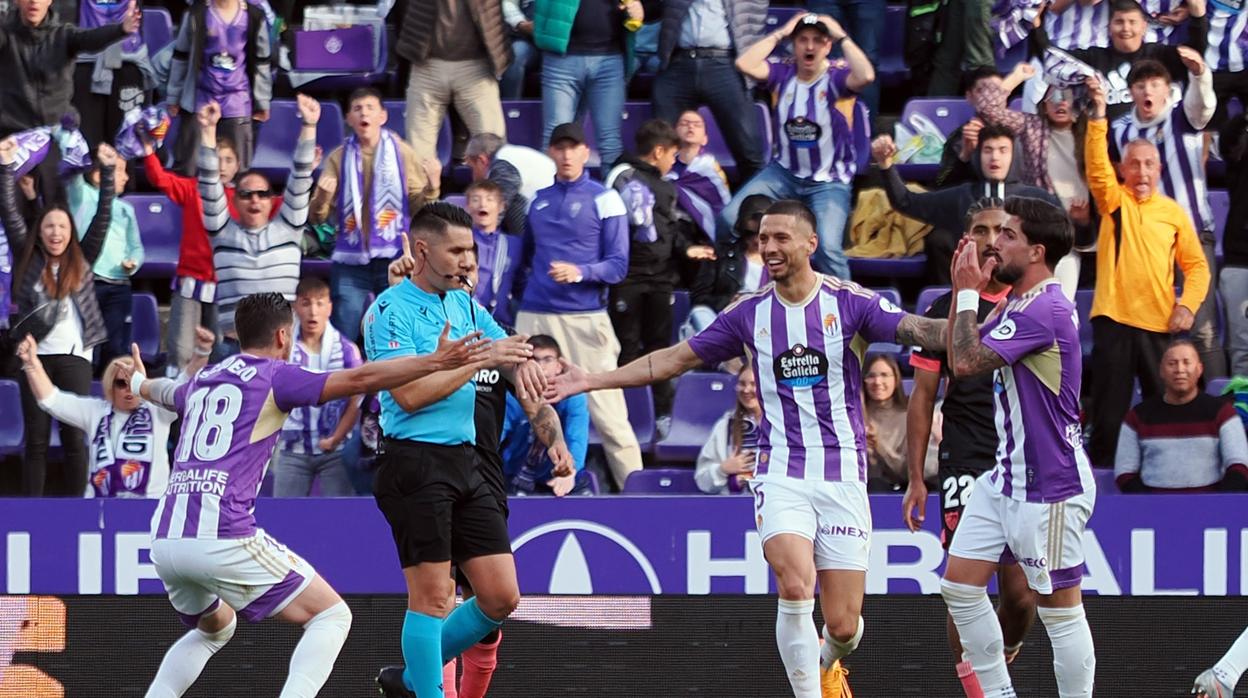 Al Valladolid le anularon un gol por estar fuera de tiempo justo antes del descanso.