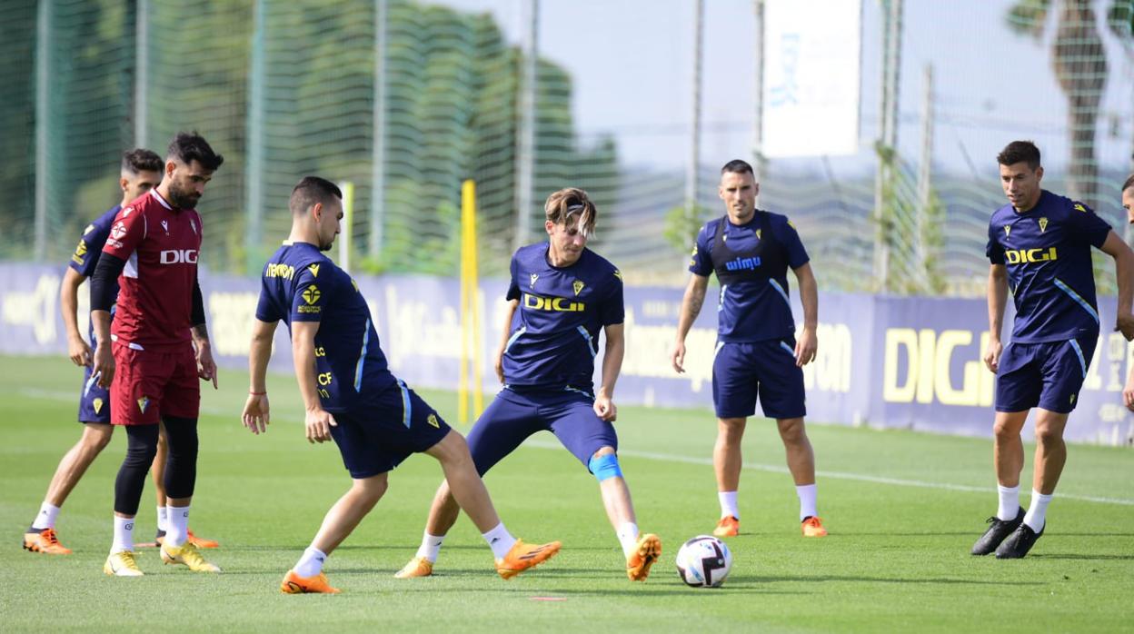 Futbolistas del Cádiz entrenan en la Ciudad Deportiva