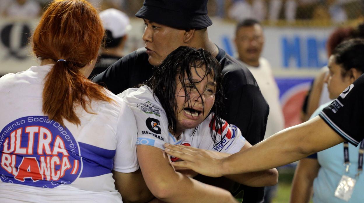 El Salvador está de luto debido a una tragedia en el fútbol que deja 12 muerto y 100 heridos.