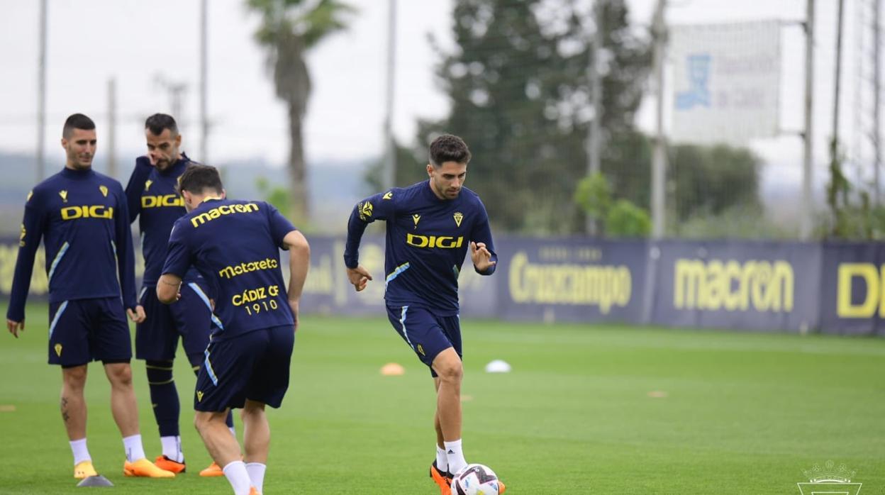 Rubén Sobrino podría variar su posición en el campo para dejar su sitio en la banda al jugador de moda, Theo Bongonda.