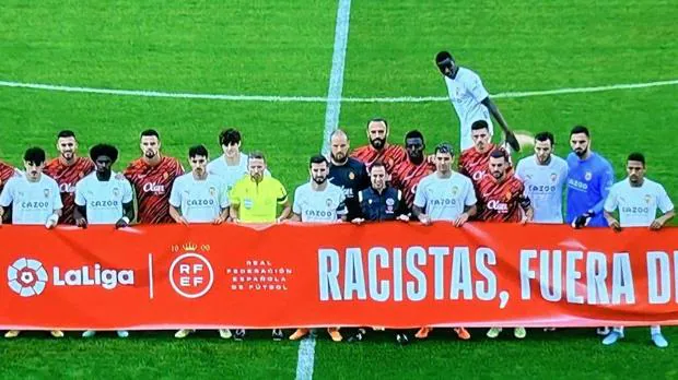 Diakhaby no posa junto a la pancarta de «Racistas fuera del fútbol»
