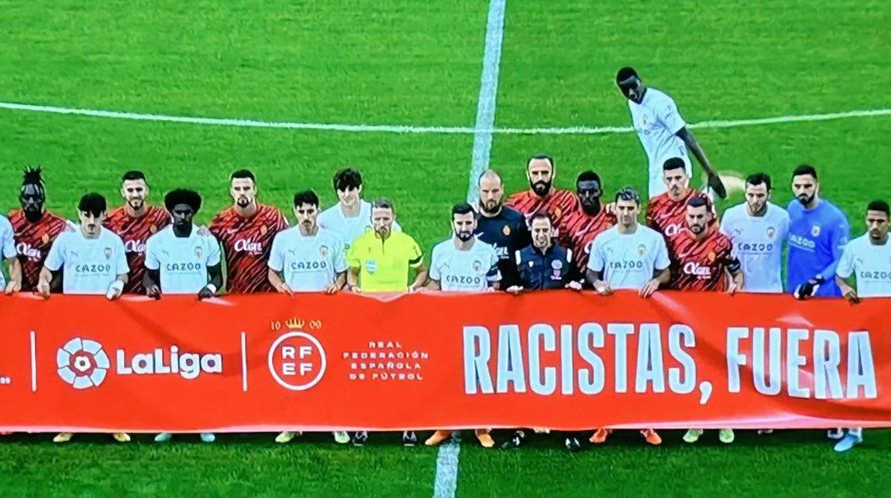 Diakhaby no posó con la pancarta 'Racistas, fuera del fútbol'.